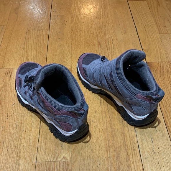 Merrell snow/ hiking boots barely worn - Picture 1 of 3